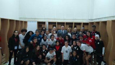 السفير المصري بتونس مع منتخب مصر للسيدات لكرة القدم