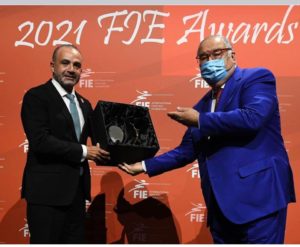 استلام رئيس الاتحاد المصري جائزة اللعب النظيف لعام 2021