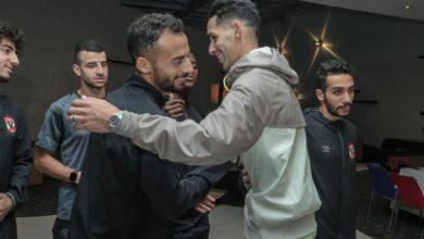 بدر بانون يؤازر لاعبي الأهلي قبل التوجه لملعب مباراة الرجاء