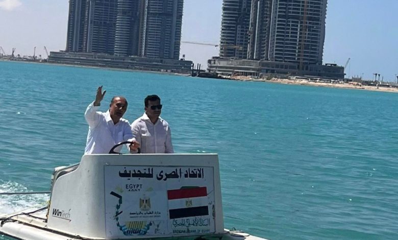 وزير الرياضة مع رئيس اتحاد التجديف