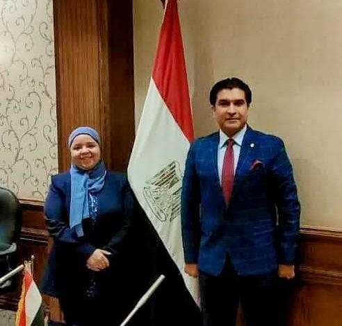 فاطمة التابعي مع أحمد سمير رئيس اتحاد الميني فوتبول