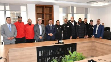 وزير الرياضة مع لاعبي منتخب الصم