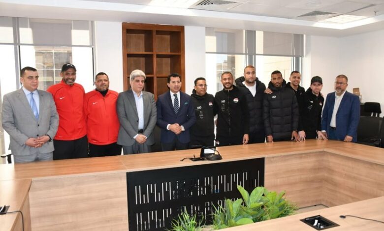 وزير الرياضة مع لاعبي منتخب الصم