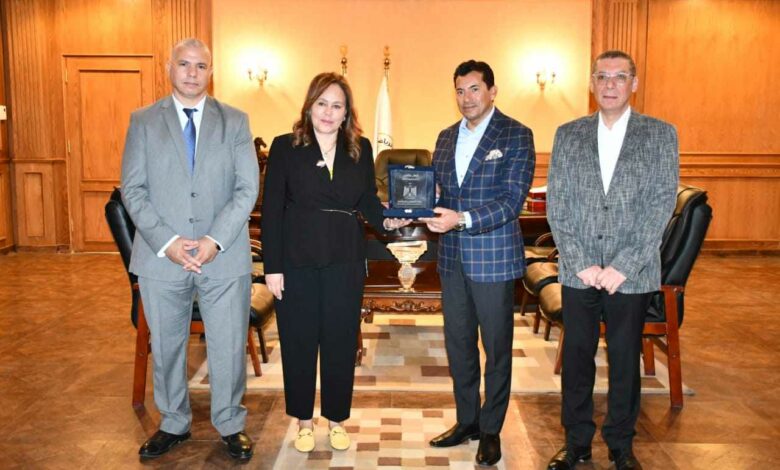 وزير الرياضة يلتقي رئيس الاتحاد الافريقي للكرة الطائرة