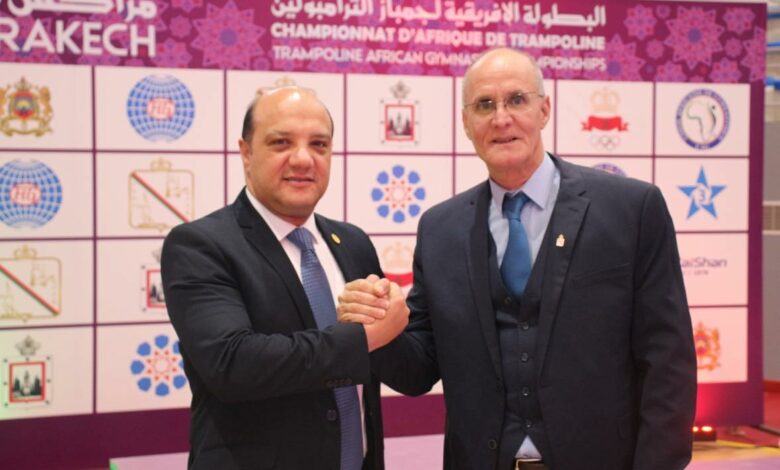 ايهاب امين رئيس الاتحاد الافريقي للجمباز مع عبد الصادق البطاري رئيس الجامعة الملكية للجمباز