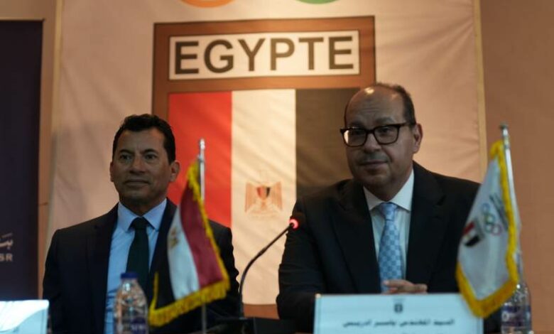 وزير الرياضة مع ياسر ادريس