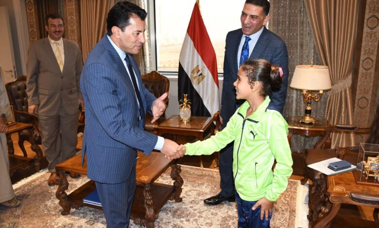 وزير الرياضة يكرم حريفة الشارع ملك مصطفي