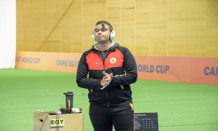 عمر خالد لاعب منتخب مصر للرماية