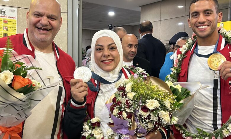 من استقبال أحمد الجندي وسارة سمير بمطار القاهرة الدولي