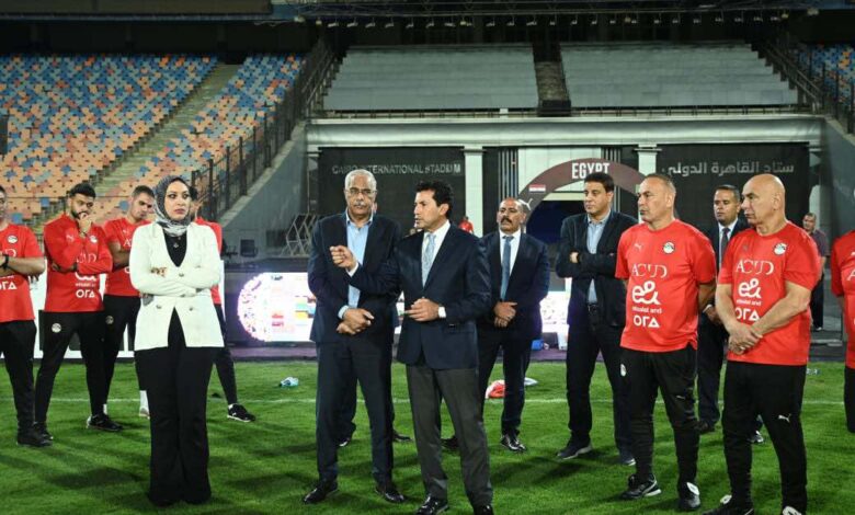 وزير الشباب والرياضة يلتقي بالمنتخب الوطني قبل مواجهة موريتانيا