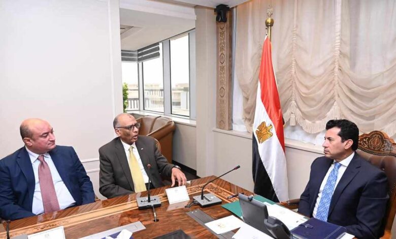 اللواء اشرف فرحات رئيس اتحاد الهوكي مع الدكتور اشرف صبحي وزير الشباب والرياضة