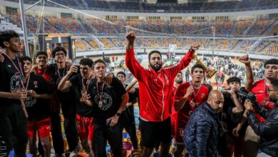لاعبو سلة الاهلي يحتفلون مع جمهورهم بدوري المرتبط
