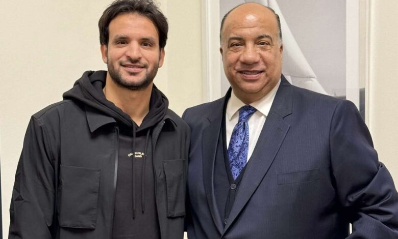محمود علاء إلى جوار محمد مصيلحي رئيس نادي الاتحاد السكندري
