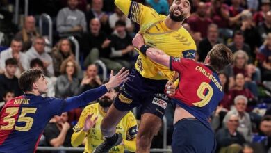 حسن قداح لاعب منتخبنا الوطني أمام برشلونة