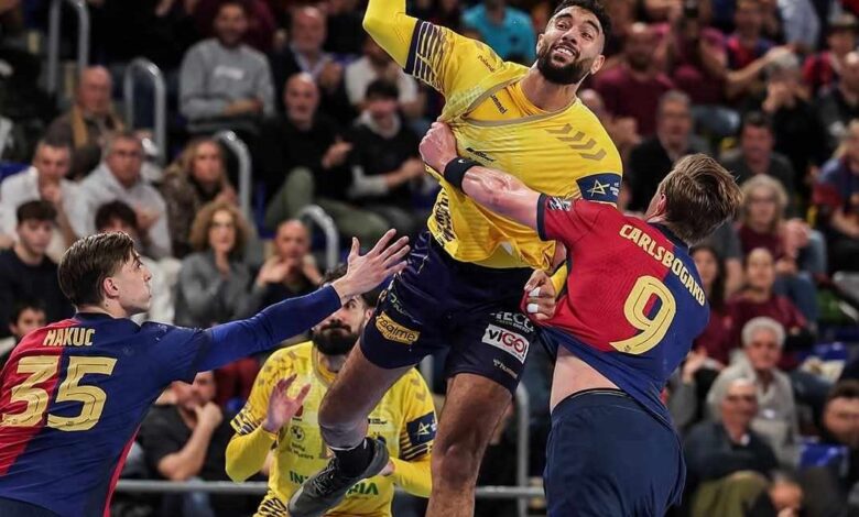 حسن قداح لاعب منتخبنا الوطني أمام برشلونة