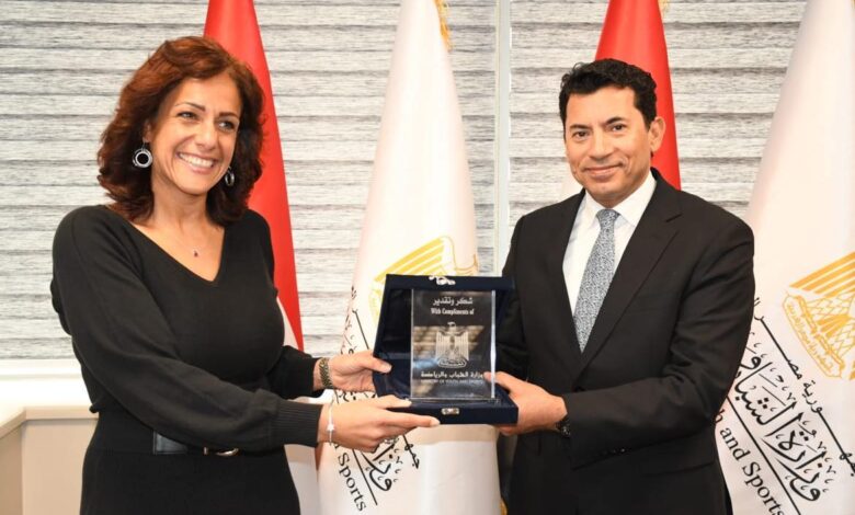 وزير الشباب والرياضة يستقبل السباحة راندا المهدي تقديرًا لإنجازاتها الدولية