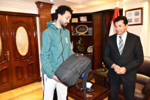 وزير الرياضة يلتقي أسرة فقيد التجديف محمد عمرو