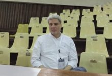عماد رمضان رئيس اتحاد الكرة الطائرة جلوس