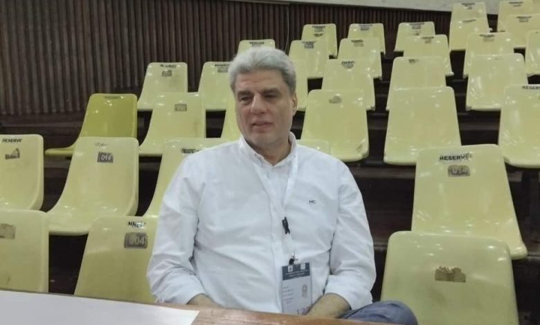 عماد رمضان رئيس اتحاد الكرة الطائرة جلوس