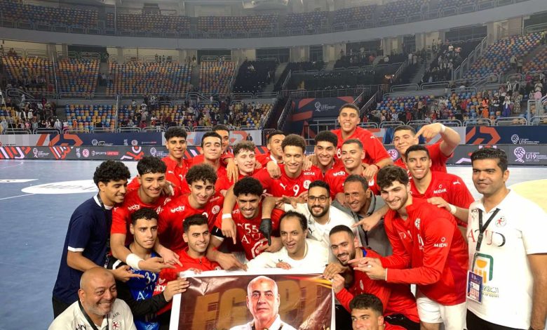 لاعبو منتخب مصر لناشئي اليد يدعمون طارق محروس بعد الفوز على كوريا الجنوبية
